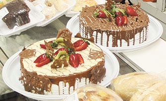 A Panificadora Bastilha serve um café da manhã especial, com  pães, tortas, sucos e bebidas quentes. Há ainda deliciosos bolos